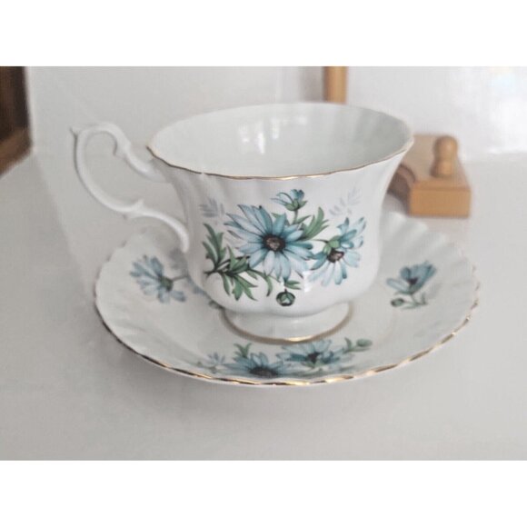 Royal Albert Montrose shape Cup and Saucer set Marguerite Pattern 1980's - Picture 13 of 16